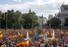 Una marea humana llena Cibeles en apoyo a Ceuta y España