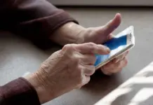 La adicción al móvil crece entre mayores de 70 años solos