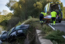 Un hombre, herido grave tras precipitarse con su vehículo