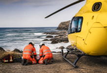 Una mujer grave tras precipitarse en la Playa del Charcón