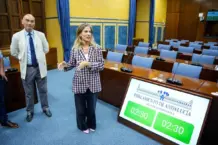 Así moderniza el Parlamento andaluz sus salas multimedia