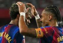 Raphinha firma un hat-trick en Sevilla y salva al Barça