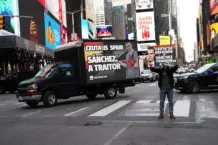 «Sánchez, traidor»: Hazte Oír traslada su protesta a Nueva York con un camión LED