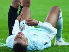 Mbappé marca el gol y se desploma tras sellar la victoria