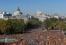 Decenas de miles de españoles claman contra Sánchez y Ceuta