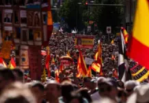 Más de 100.000 españoles marchan en Madrid por Ceuta