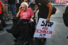 Más de 40 ciudades protestan por el desahucio de Maricarmen