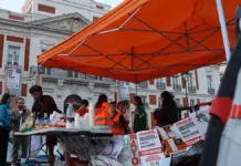 La acampada por Maricarmen toma la Puerta del Sol en directo