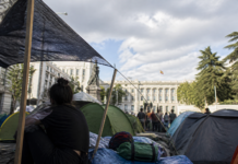La acampada izquierdista por la vivienda que incomoda a Sánchez