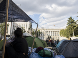 La acampada izquierdista por la vivienda que incomoda a Sánchez
