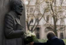 Bilbao recuerda a Unamuno con una ofrenda floral solemne