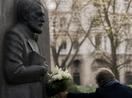 Bilbao recuerda a Unamuno con una ofrenda floral solemne
