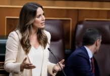 Ester Muñoz acusa a Sánchez de atacar al Rey por complejo