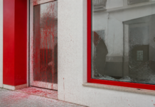 Ataque vandálico a la sede del PSOE de Estepona: alerta