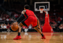 Los Rockets blindan a su base estrella por cinco años