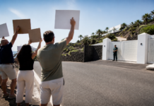 La Delegación del Gobierno persigue a Hazte Oír por protestar frente a La Mareta durante las vacaciones de Sánchez