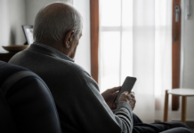 La adicción al móvil crece entre mayores de 70 años solos
