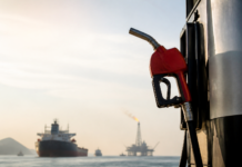 Gasolina en récord: el petróleo roza los 100 dólares por Ormuz