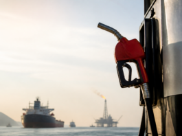Gasolina en récord: el petróleo roza los 100 dólares por Ormuz