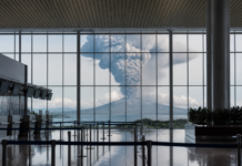 Siete aeropuertos de Indonesia cerrados por el Anak Krakatoa