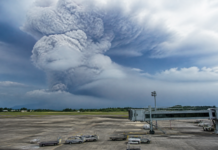 Siete aeropuertos de Indonesia cerrados por el Anak Krakatoa