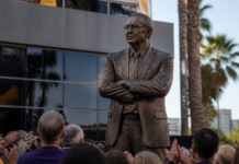 Los Lakers inmortalizan a Phil Jackson con una estatua