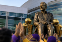 Los Lakers inmortalizan a Phil Jackson con una estatua