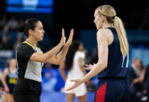 La árbitra que frenó a Paige Bueckers en pleno Mundial