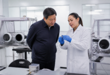 Yin Hejun visita el laboratorio espacial de la UNAM en México