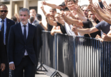 Marlaska llega a Ceuta entre abucheos, insultos y gritos