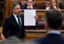 Abascal llama «traidor» a Sánchez con un cartel en el Congreso