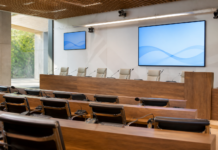 Así moderniza el Parlamento andaluz sus salas multimedia