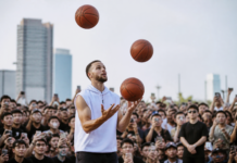Stephen Curry sorprende en China al hacer magia con tres balones