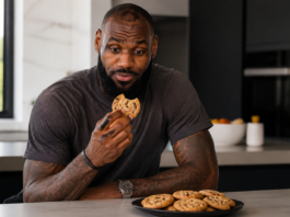 LeBron James prueba la famosa cookie Kitchen Sink y sorprende