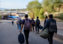 Cientos de migrantes dejan Loma Colmenar por nuevas carpas