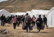 Cientos de migrantes dejan Loma Colmenar por nuevas carpas