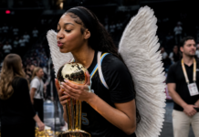 Angel Reese celebra su título mundial con un gesto angelical