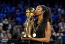 Angel Reese celebra su título mundial con un gesto angelical