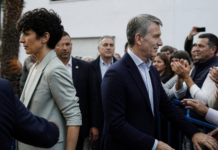 Tensión en Melilla con abucheos a Elma Saiz y aplausos a Feijóo