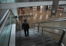 Alerta por lluvias una estación de metro se inunda en Valencia