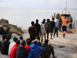 Ceuta inicia el traslado de inmigrantes de playas al puerto