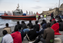 Ceuta inicia el traslado de inmigrantes de playas al puerto