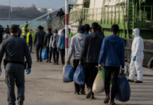 Ceuta inicia el traslado de migrantes al campamento del puerto