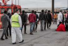 Ceuta inicia el traslado de migrantes al campamento del puerto