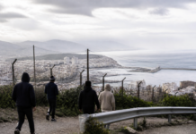 Cuatro migrantes apuñalan a un vecino de Ceuta por oro y móvil