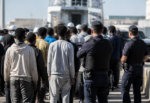 Sindicatos policiales alertan del caos al trasladar inmigrantes