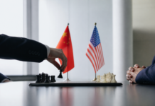 China niega copiar modelos de IA de EEUU y prepara represalias