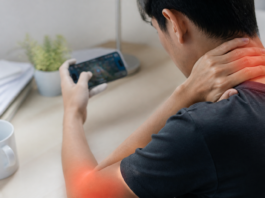 Videojuegos móviles: la adicción aumenta el dolor de cuello y codo