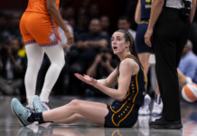 Caitlin Clark cuestiona una falta tras un extraño tropiezo