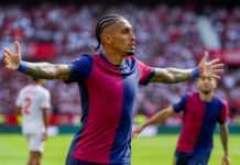 Raphinha firma un triplete y dispara al Barcelona en Sevilla